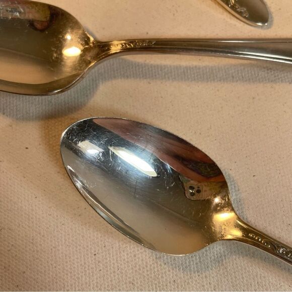 12 spoons Oneida Tudor Plate QUEEN BESS II Vintage 1946 Silver Plate - Picture 4 of 15